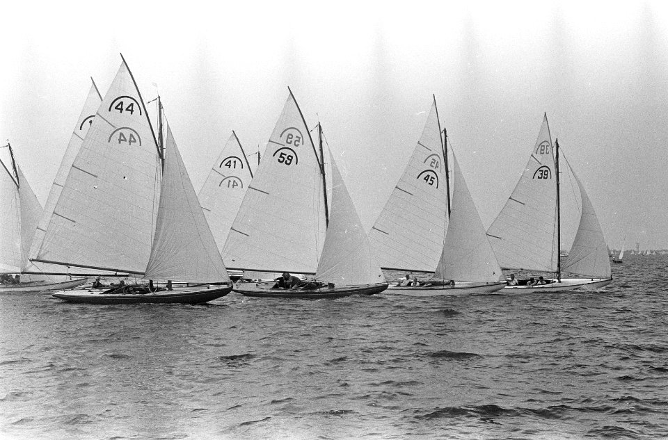 Kaagweek. De regenbogen met spinakkers op de eerste boei De Valkenklasse onderwe, Bestanddeelnr 920-5063