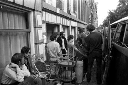 Kabouters (krakers) in Abbey Leven pand brengen meubels naar buiten, Amsterdam , Bestanddeelnr 923-7515