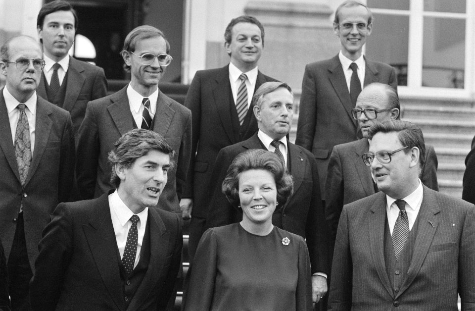 Kabinet Lubbers is beëdigd door koningin Beatrix en staat op de trappen van Pale, Bestanddeelnr 934-7236