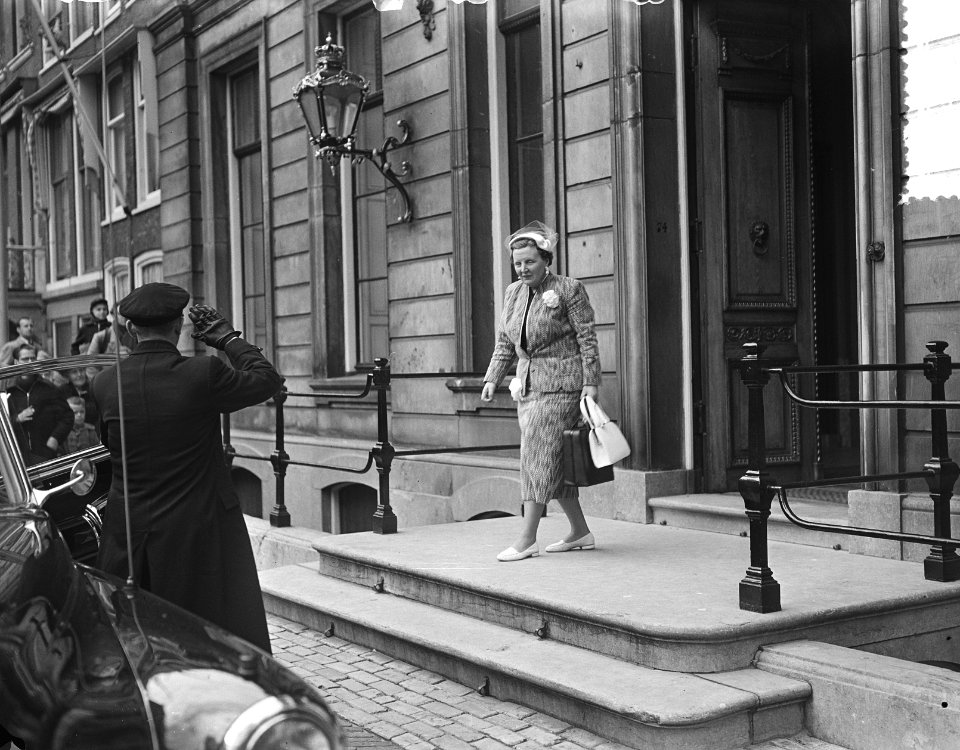 Kabinetscrisis. koningin Juliana ontvangt politici op Lange Voorhout , koningin , Bestanddeelnr 907-1498