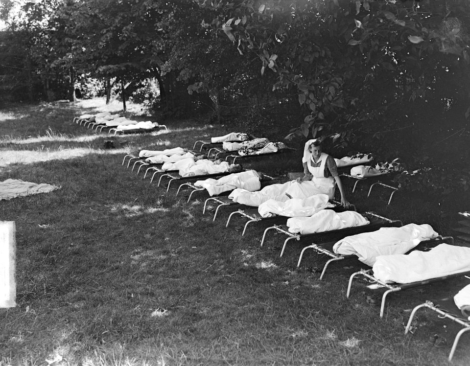 Kabouterhuis kinderen in de tuin, Bestanddeelnr 903-4189