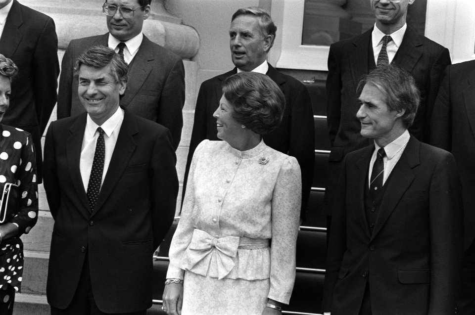 Kabinet Lubbers II beedigd vlnr premier Lubbers , Koningin Beatrix , minister d, Bestanddeelnr 933-7104