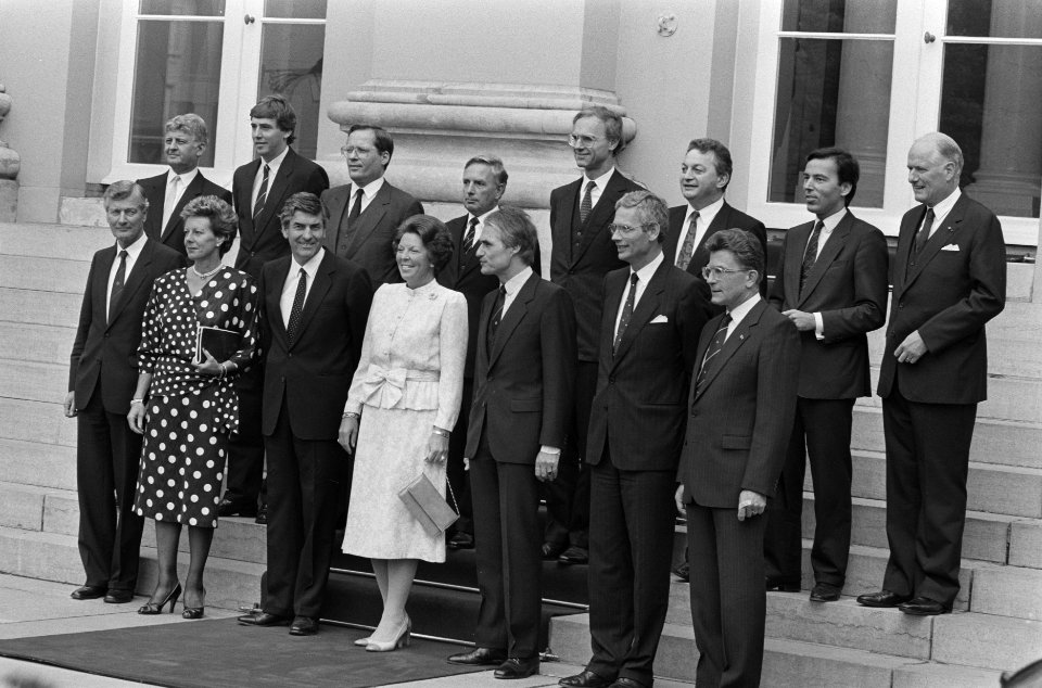 Kabinet Lubbers II beedigd door koningin Beatrix 1e rij vlnr De Koning, Smit-Kr, Bestanddeelnr 933-7100