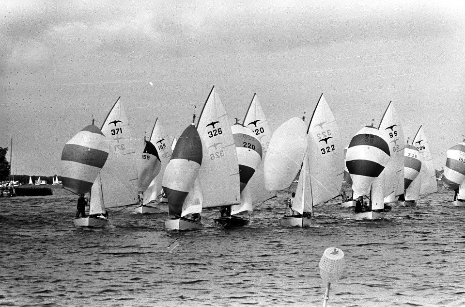 Kaagweek van start 44e, de valken met spinaker gaan voor wind, Bestanddeelnr 916-6553