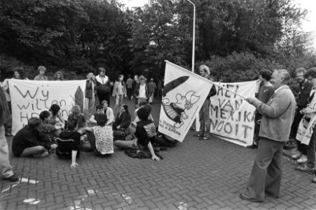 Kabinetsberaad over plaatsing kruisraketten demonstrante bij het hek van het Ca, Bestanddeelnr 932-9877