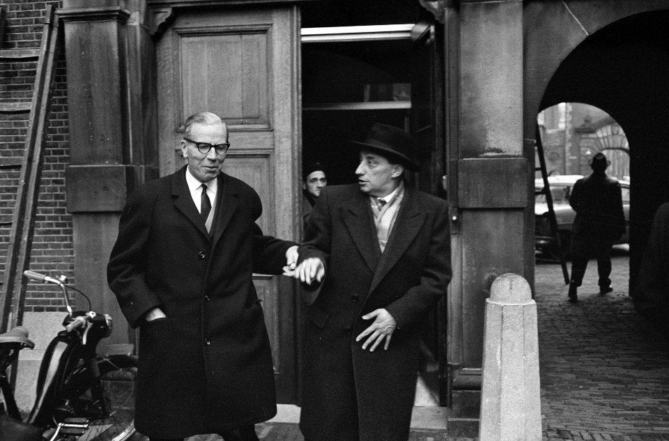 Kabinet bijeen in verband met Nieuw-Guinea Minister Van Aartsen (rechts), Bestanddeelnr 913-3364