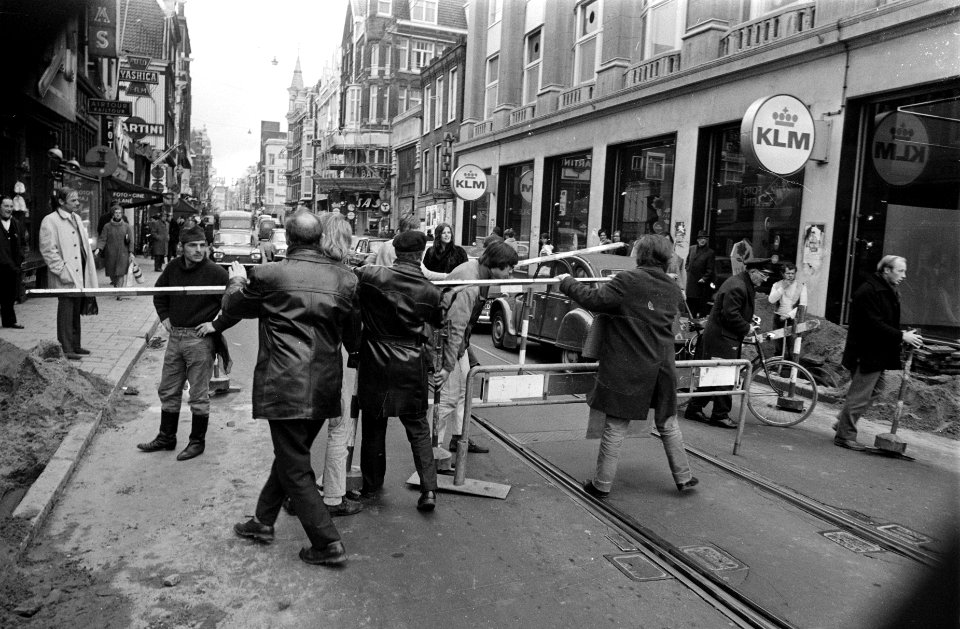 Kabouters-guerilla-afdeling voert aktie tegen autos en uitlaatgassen in Amsterda, Bestanddeelnr 923-4121