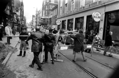 Kabouters-guerilla-afdeling voert aktie tegen autos en uitlaatgassen in Amsterda, Bestanddeelnr 923-4121