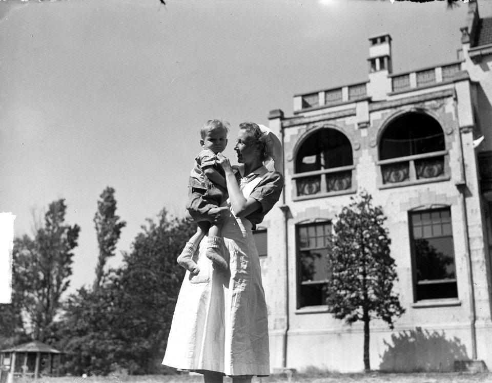 Kabouterhuis kinderen in de tuin, Bestanddeelnr 903-4190