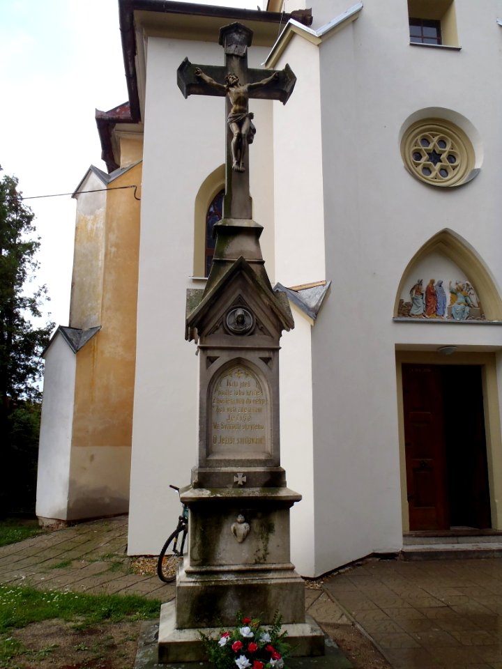Kříž před kostelem vlevo, Přísnotice 2016