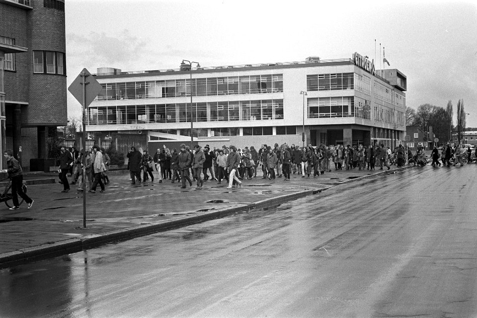 Kabouters op het Stadionplein op weg naar het Amsterdamse Bos, Bestanddeelnr 923-4840