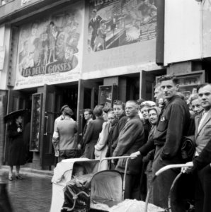 Kaartverkoop en rij wachtend publiek voor het Rialto-theater te Amsterdam, Bestanddeelnr 900-8234