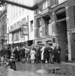Kaartverkoop en rij wachtend publiek voor het Rialto-theater te Amsterdam, Bestanddeelnr 900-8230