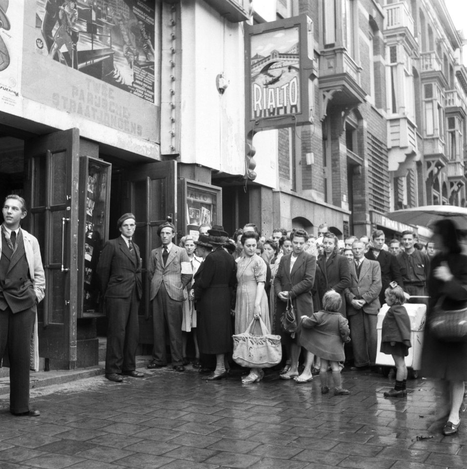 Kaartverkoop en rij wachtend publiek voor het Rialto-theater te Amsterdam, Bestanddeelnr 900-8224