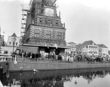 Kaasdragers op kaasmarkt in Alkmaar, De Waag op de kaasmarkt, Bestanddeelnr 919-0614