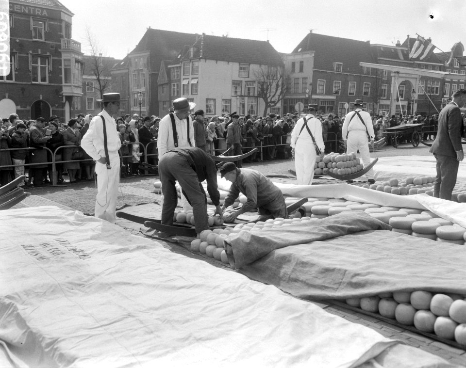 Kaasdragers op kaasmarkt in Alkmaar, Bestanddeelnr 919-0609