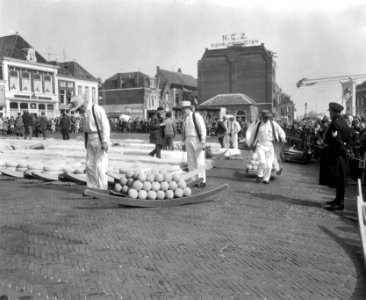 Kaasdragers op kaasmarkt in Alkmaar, Bestanddeelnr 919-0604