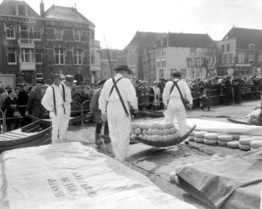 Kaasdragers op kaasmarkt in Alkmaar, Bestanddeelnr 919-0611