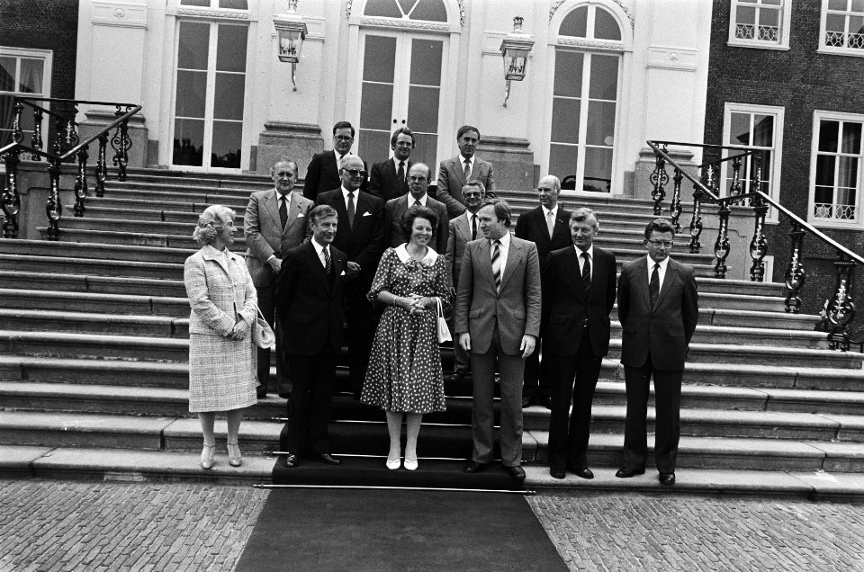 Kabinet Van Agt III door koningin Beatrix beëdigd. 1e rij vlnr. Gardeniers, Van , Bestanddeelnr 932-1887