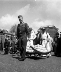 Kaasmarkt Alkmaar serie. Amerikaanse militair als kaasdrager, Bestanddeelnr 905-0761