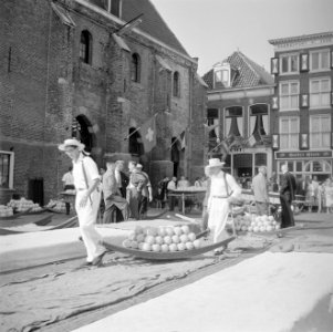 Kaasdragers dragen de kaas op een berrie, Bestanddeelnr 254-4063