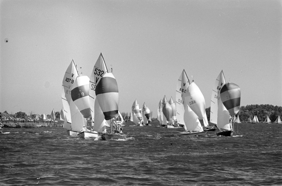 Kaagweek 1963 De Regenbogen gaan voor de wind Het veld van de vrijheidsklasse, Bestanddeelnr 915-3695