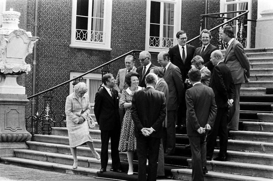 Kabinet Van Agt III door Beatrix beedigd 23 Beatrix en Terlouw in gesprek, Bestanddeelnr 932-1886