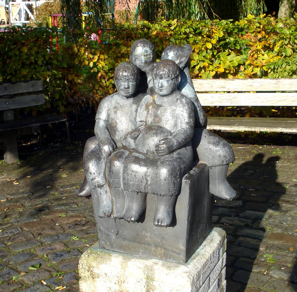 Kaag leimuiden kunstwerk vier zittende kinderen