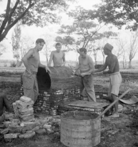 Kademean. Korporaal van Galen, soldaat Donkelaar en Schoonhoven, bij de bouw van, Bestanddeelnr 12472