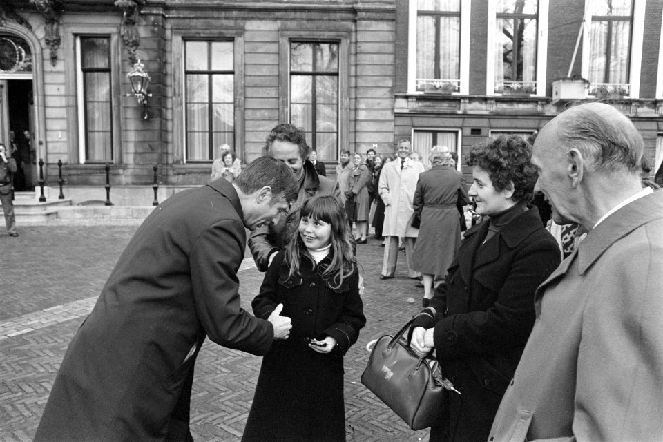 Kabinetsformatie Van Agt praat met toeschouwers, Bestanddeelnr 929-4241