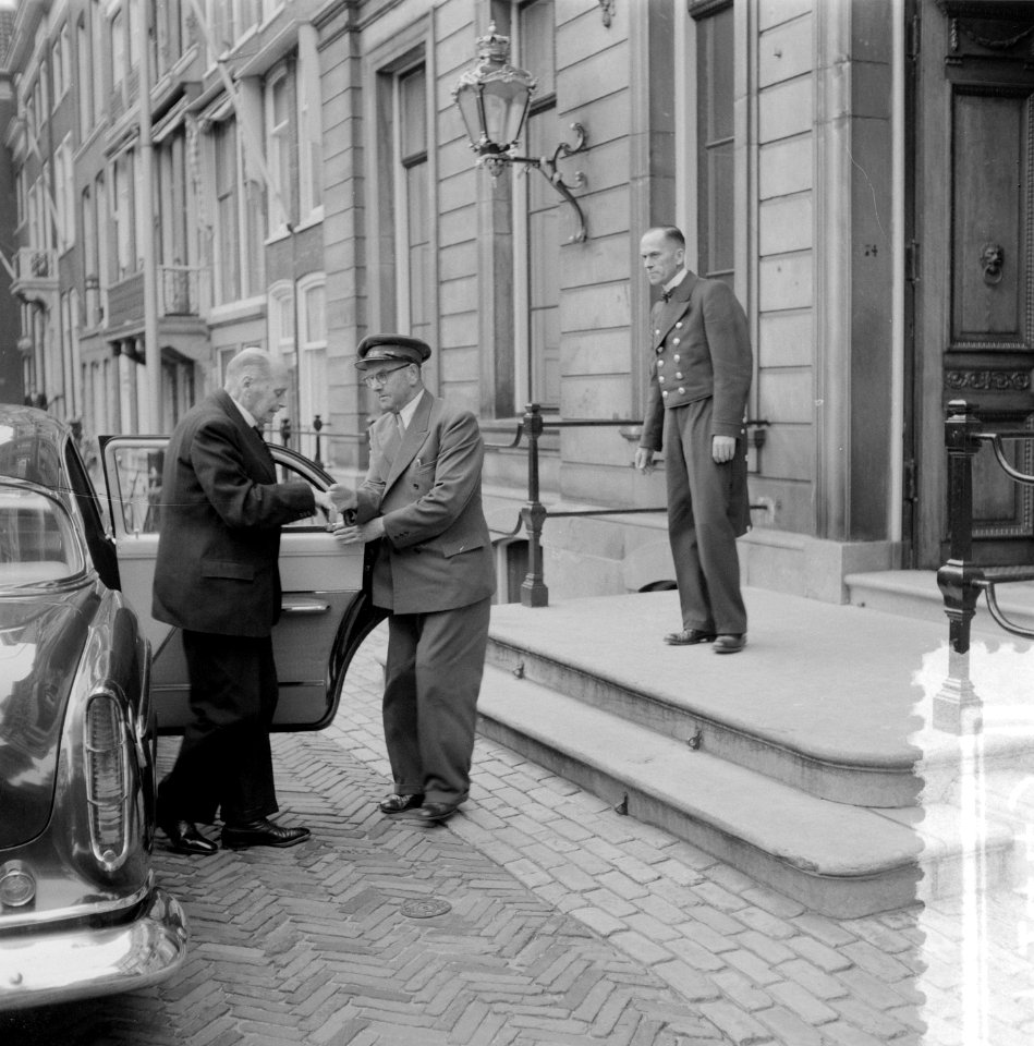Kabinetscrisis. Woensdagmiddag heeft H.M. de koningin op het paleis Lange Voorho, Bestanddeelnr 907-1443