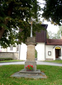 Kříž před kostelem, Dolní Újezd