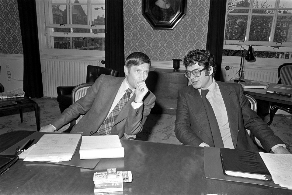 Kabinetsformatie Van Agt (l) in gesprek met van Thijn, Bestanddeelnr 929-4015
