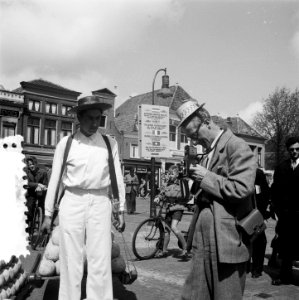 Kaasmarkt Alkmaar serie. Kaasdrager en fotograaf, Bestanddeelnr 905-0749