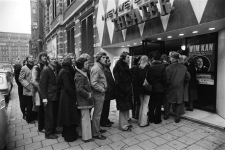 Kaartverkoop voor oudejaarsvoorstelling van Wim Kan in Nieuwe de la Mar theater , Bestanddeelnr 928-9471