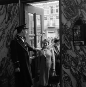 Kaartverkoop en rij wachtend publiek voor het Rialto-theater te Amsterdam, Bestanddeelnr 900-8229