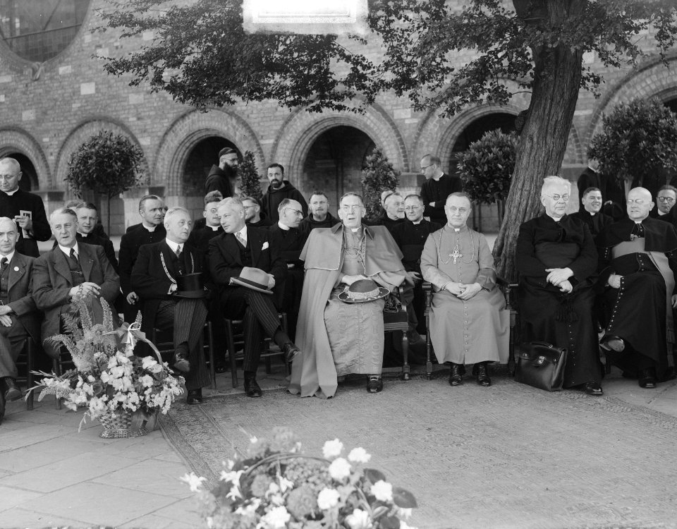 KAB 40 jaar Enschede Kardinaal De Jong met burgemeester Commissaris Koningin, Bestanddeelnr 903-4622