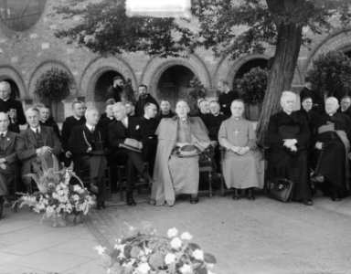 KAB 40 jaar Enschede Kardinaal De Jong met burgemeester Commissaris Koningin, Bestanddeelnr 903-4622