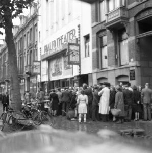 Kaartverkoop en rij wachtend publiek voor het Rialto-theater te Amsterdam, Bestanddeelnr 900-8226