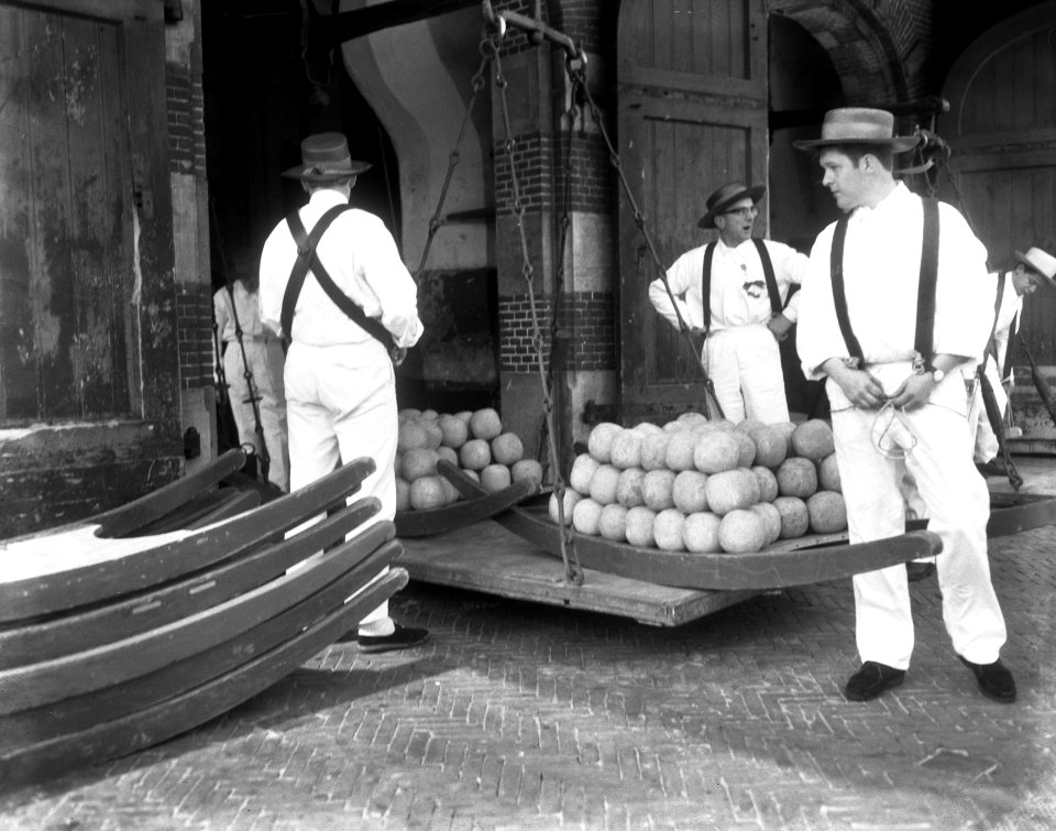 Kaasdragers op kaasmarkt in Alkmaar, Bestanddeelnr 919-0612