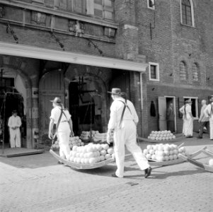 Kaasdragers op weg naar het waaggebouw, Bestanddeelnr 254-4054