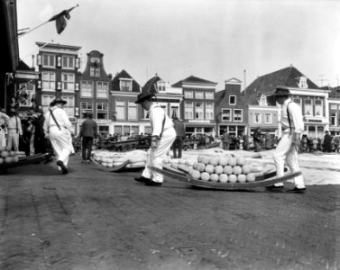 Kaasdragers op kaasmarkt in Alkmaar, Bestanddeelnr 919-0608