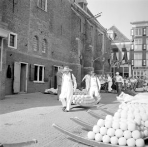 Kaasdragers op weg naar het waaggebouw, Bestanddeelnr 254-4055