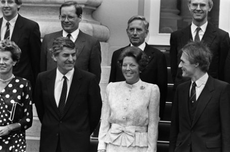 Kabinet Lubbers II beedigd vlnr premier Lubbers , Koningin Beatrix , minister d, Bestanddeelnr 933-7102