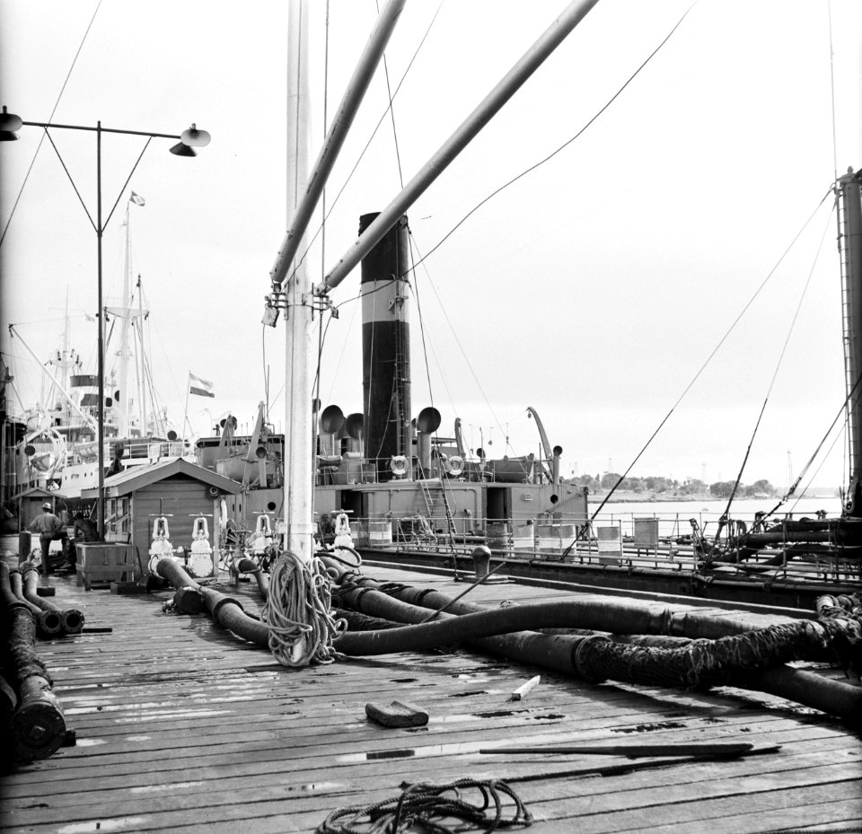 Kade met tanker op Trinidad, Bestanddeelnr 252-5379
