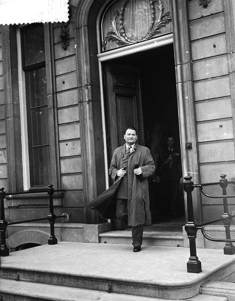 Kabinetscrisis. koningin Juliana ontvangt politici op Lange Voorhout, H. Gortzak, Bestanddeelnr 907-1504
