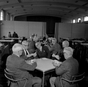 Kaartende mannen in de kantine, Bestanddeelnr 254-5293