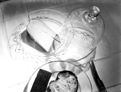 Kaas in kaasstolp, bord met boterham en roggebrood, Bestanddeelnr 189-0109