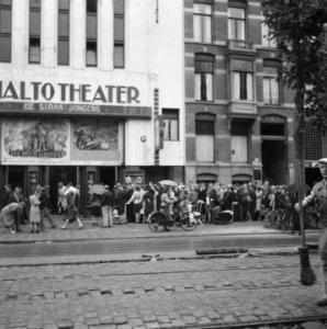 Kaartverkoop en rij wachtend publiek voor het Rialto-theater te Amsterdam, Bestanddeelnr 900-8225