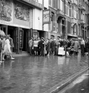 Kaartverkoop en rij wachtend publiek voor het Rialto-theater te Amsterdam, Bestanddeelnr 900-8227
